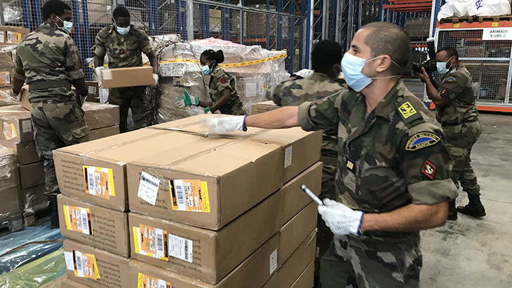 militaires entreposant des cartons de masques 