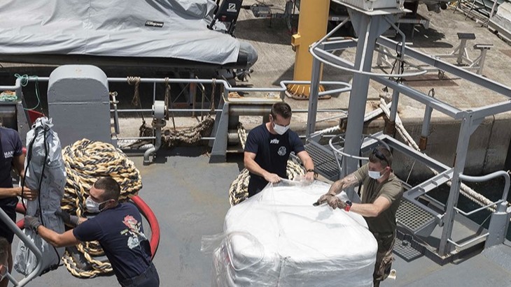 Personnes embarquant 41 tonnes de denrées alimentaires vers Haïti suite au séisme à bord Germinal