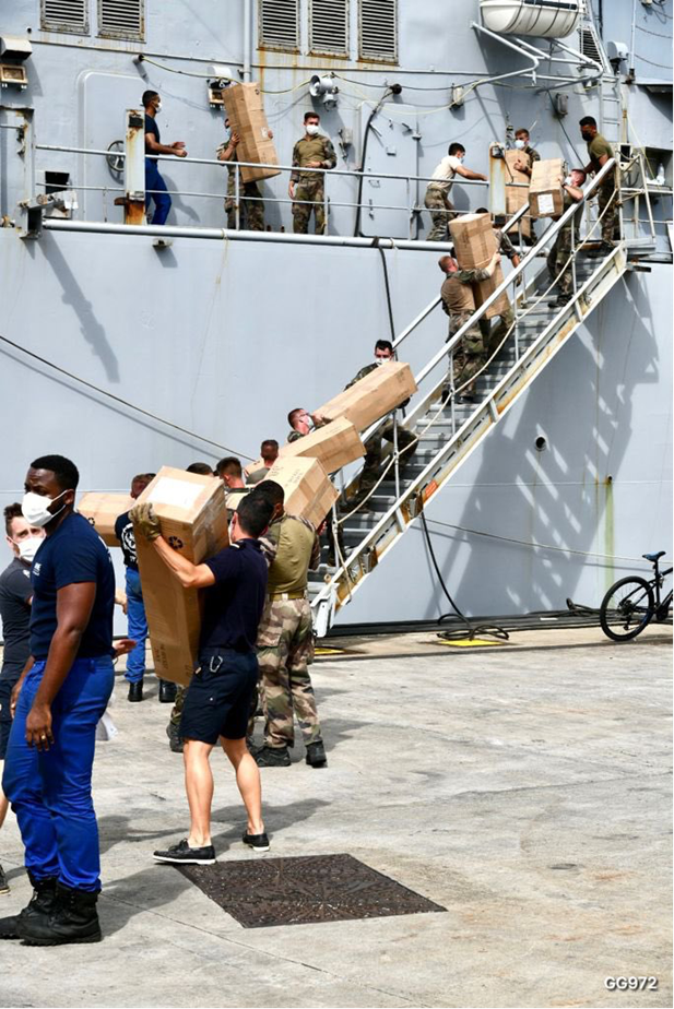 L’armée embarquant des denrées alimentaires sur Le Germinal pour venir en aide à Haïti suite au séisme. 