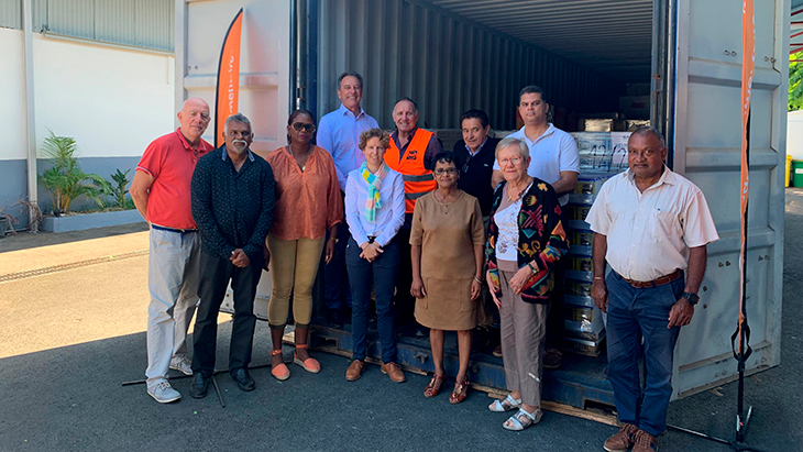 Bénévoles de la Banque Alimentaire et acteurs de GBH devant un conteneur de denrées alimentaires à la Réunion