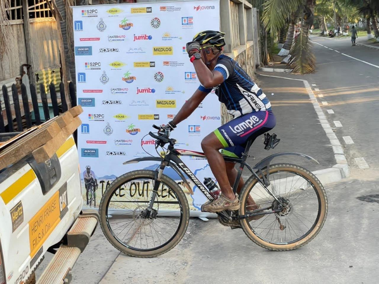 Homme à vélo pour la récolte de fonds pour combattre le "kere"