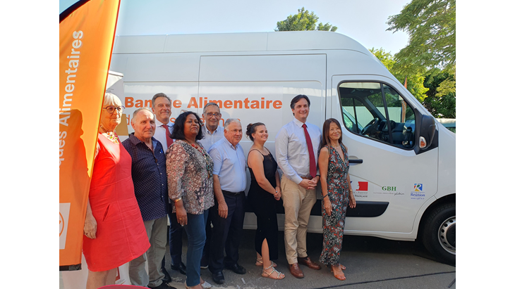 Collaborateurs de La Banque Alimentaire des Mascareignes devant le fourgon de l’association 